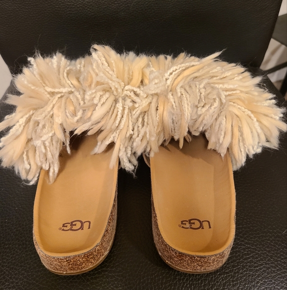 UGG Cindi Slippers, Size 6 - Picture 5 of 9